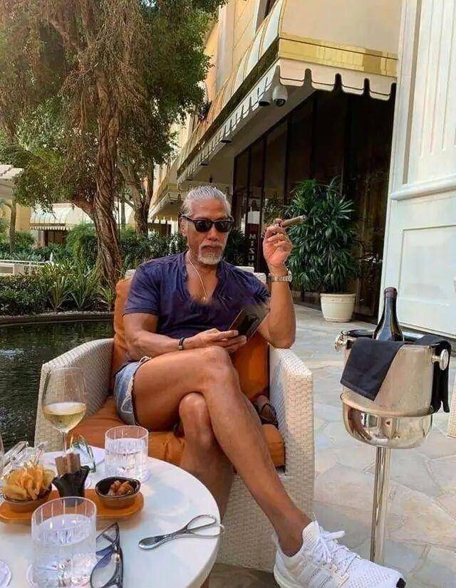 香港“恶人专业户”越老越有型，白发更有男人味，被偶遇亲民获赞