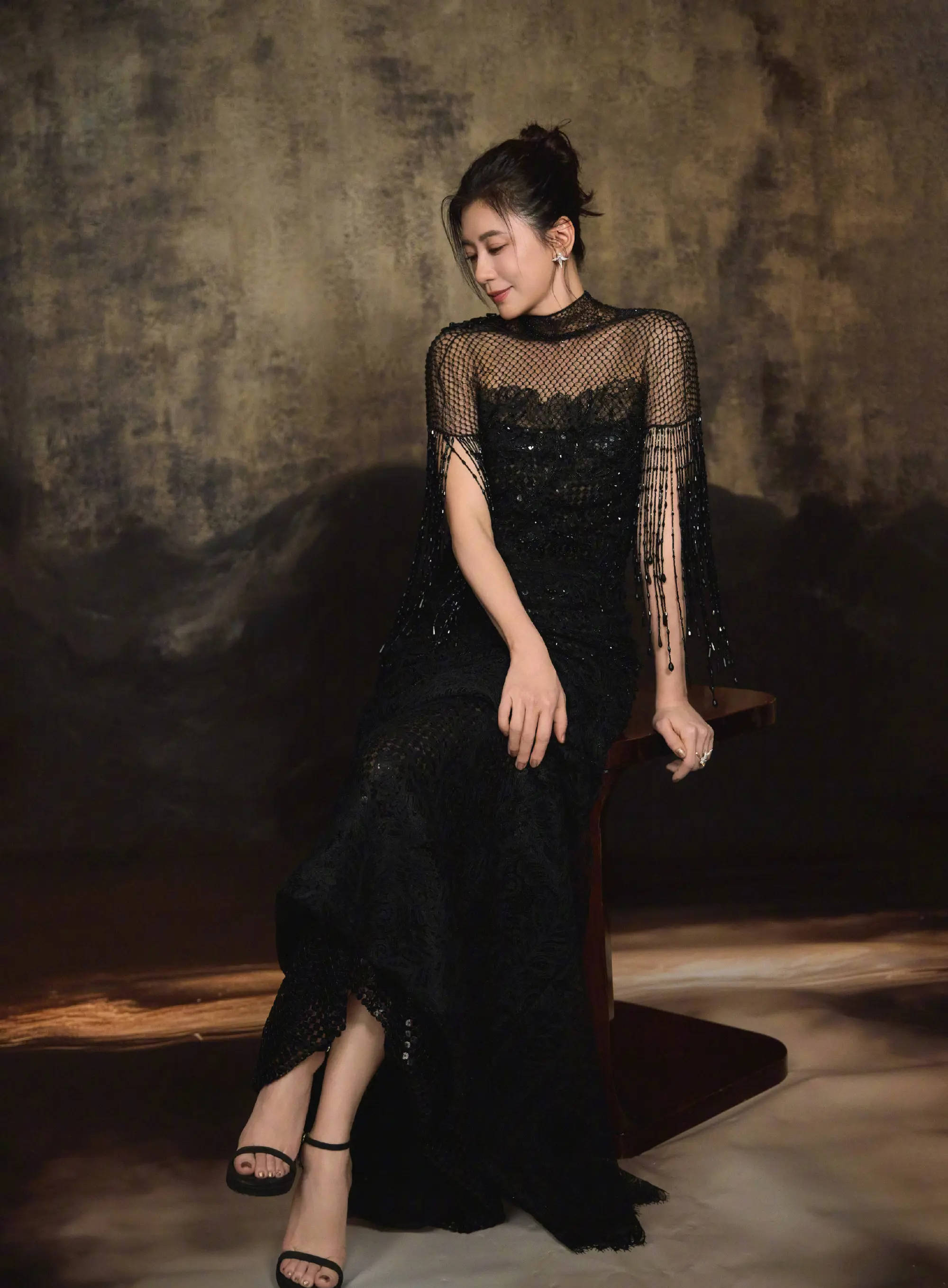 贾静雯穿黑色亮片礼服气场强大 大秀美背性感火辣