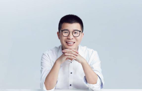 他积累了前半生，率团队一口气推出了四本中国顶级企业家传记