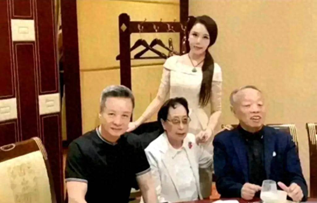 原创            李肇星夫妇晚年，在酒店和亲家阎维文相聚，一张罕见合影，很温馨