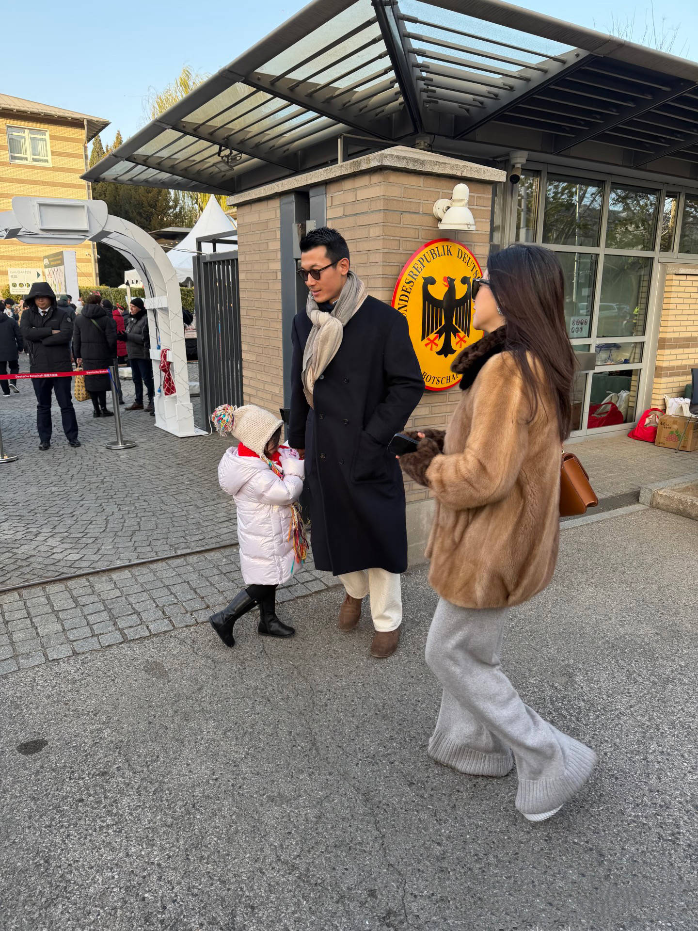 朱珠一家逛圣诞集市，她穿10年前皮草松弛贵气，4岁珠宝脸圆可爱