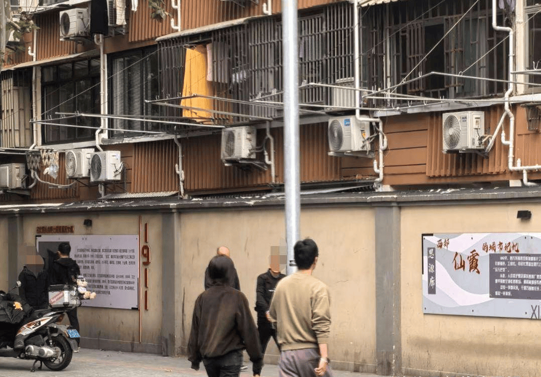 原创            朱亚文走路送女儿上学超温馨，夫妻同框沈佳妮显娇小，他尽显老干部范