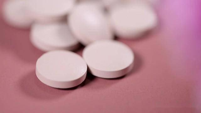 这药片不简单！能降血脂、稳血糖、抗颈动脉斑块，3类人用着对症