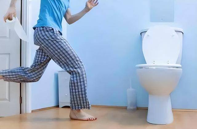 尿频的人到最后是咋死的？医生：尿频后期，大多会出现4个并发症