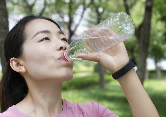 晚上睡前喝水，比吃夜宵危害还大？劝告：这三种水不建议喝