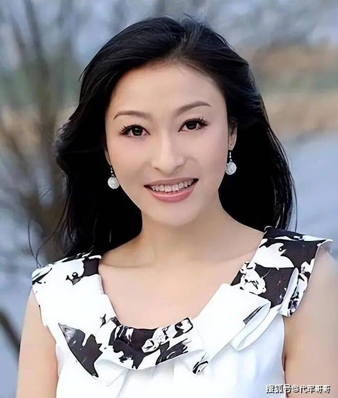 她是曾与李湘齐名主持人，嫁艺术家隐退12年，如今49岁依然貌美