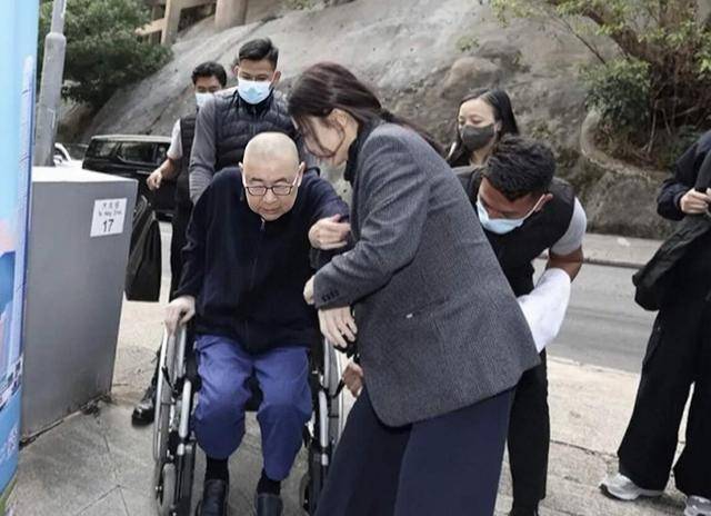 香港知名富商轮椅代步，有洁癖保镖裹毛巾搀扶，肾移植后身体欠佳