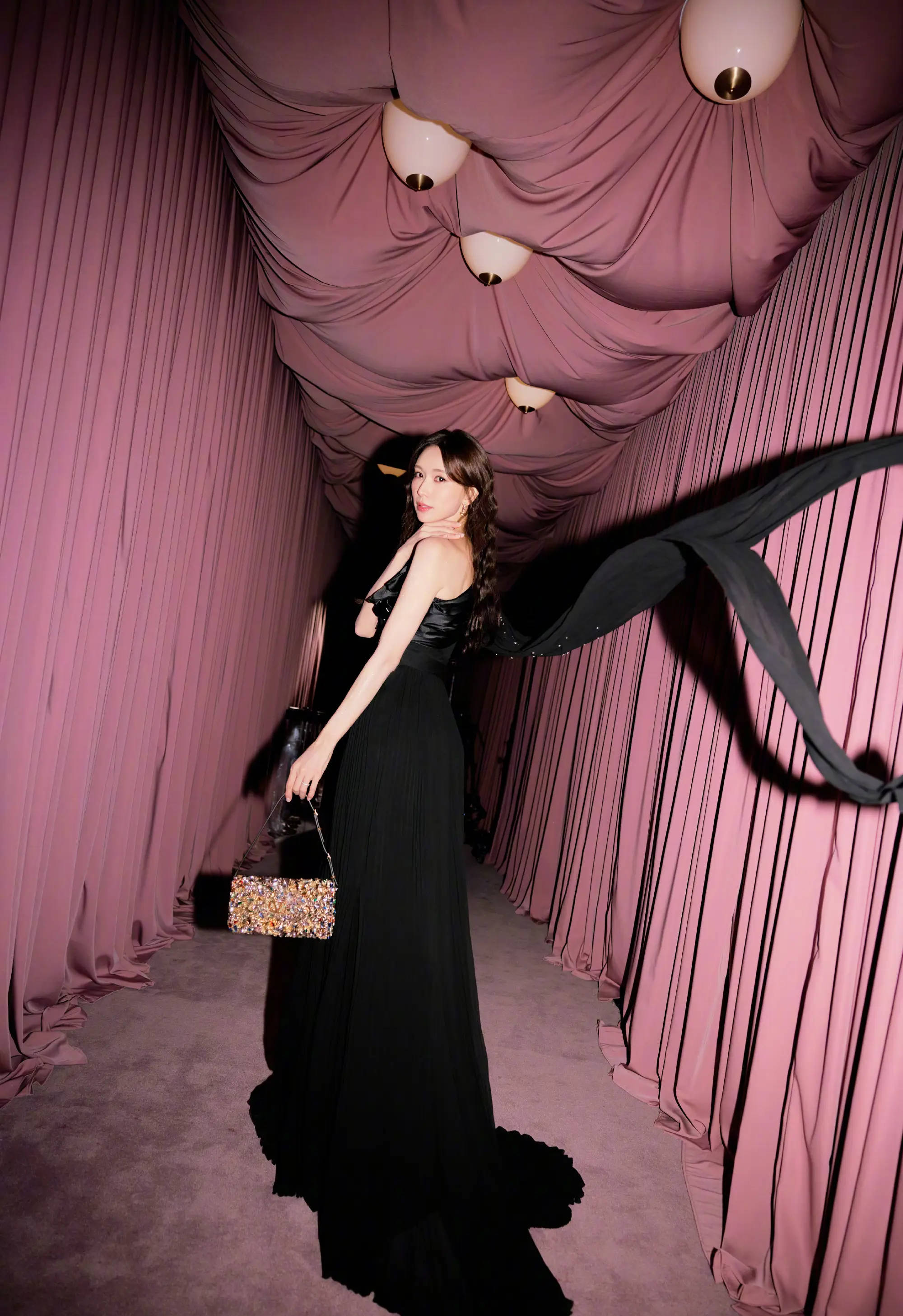 林志玲晒初冬复古摩登美照！穿黑色蝴蝶结礼裙温柔优雅