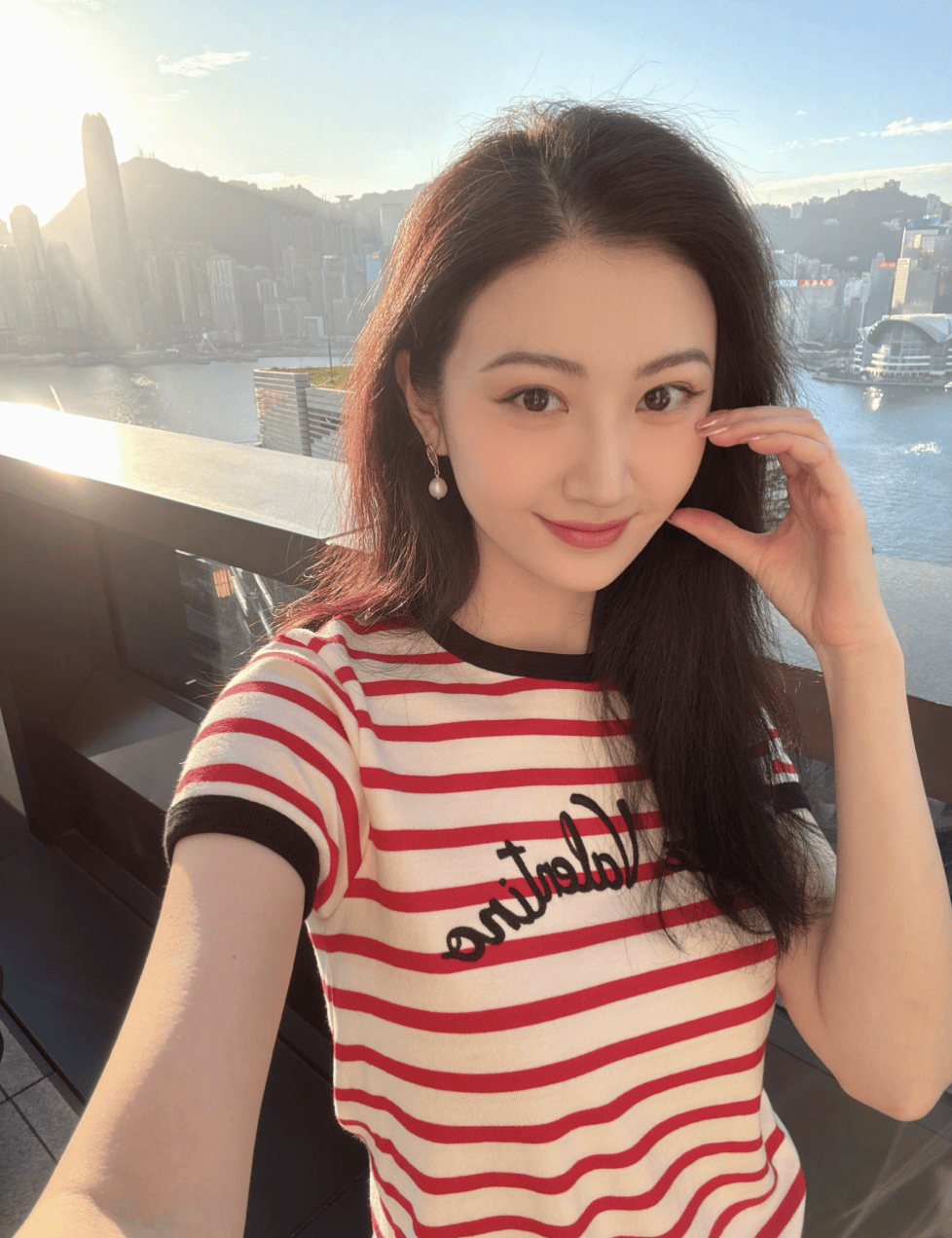 景甜发元气自拍向12月问好 沐浴阳光状态松弛