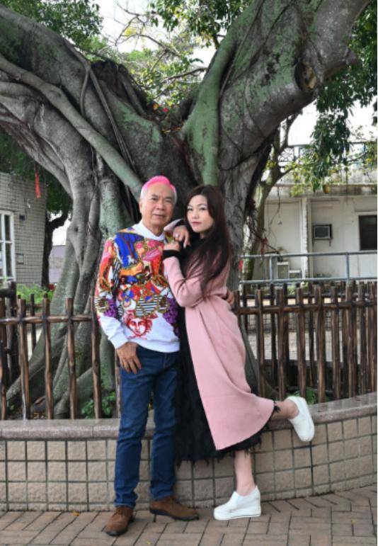 香港知名“爷孙恋”已玩完？女方被曝未离婚，还有一个16岁的儿子