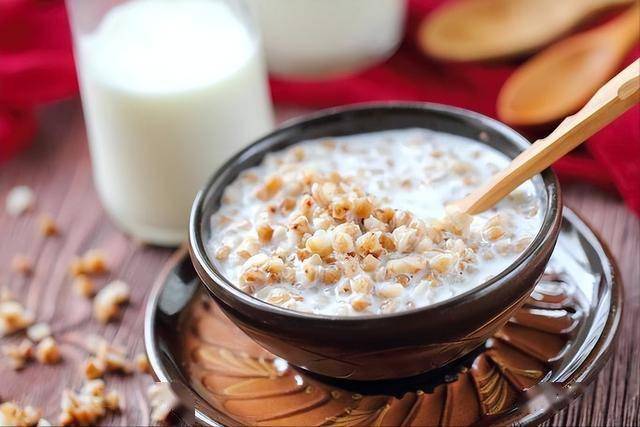 燕麦粥再次被关注，医生直言：高血糖患者喝燕麦粥，或有5大改善