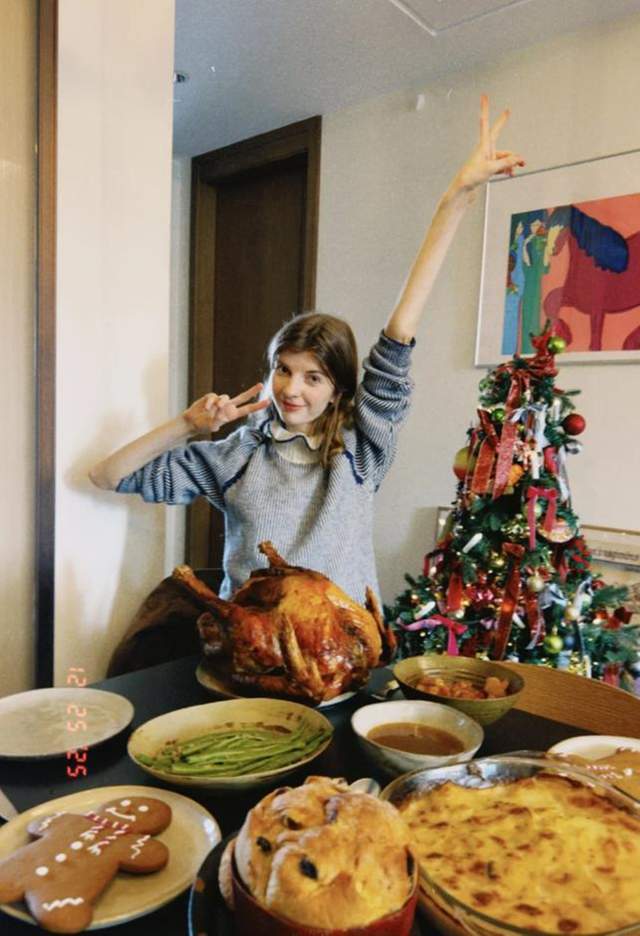 原创            董力阿诺家里过节，餐桌紧挨屋门，过道只能走一人，6口住好拥挤