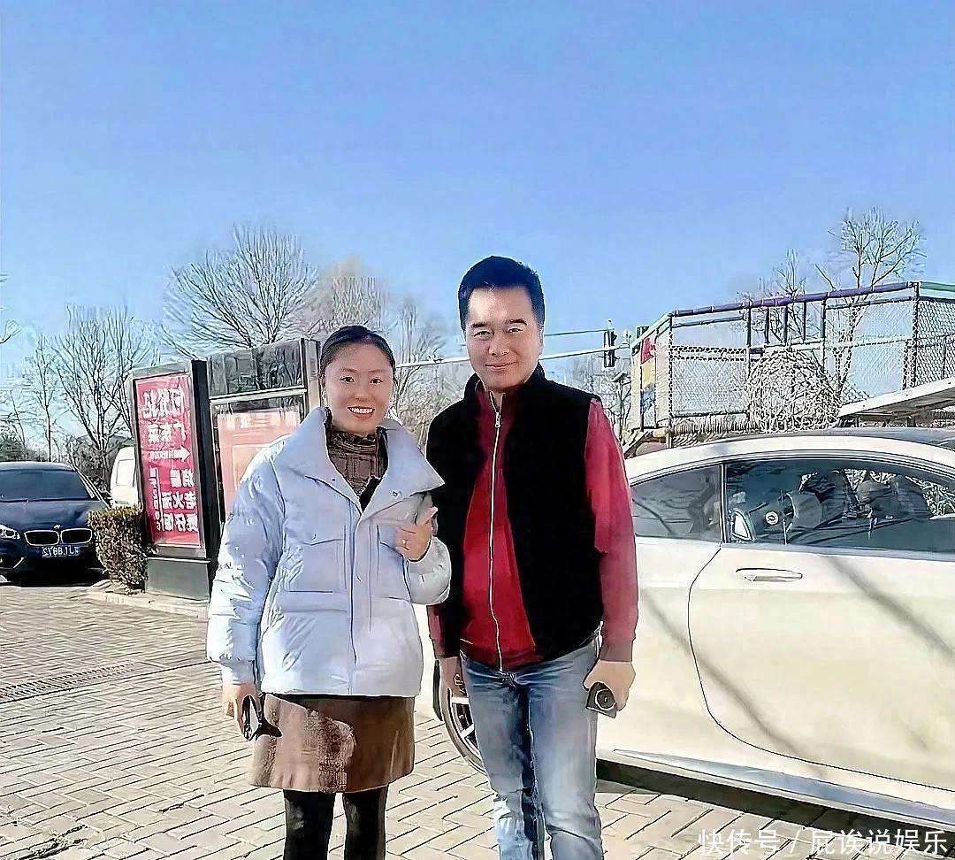 原创            何晴头七，61岁许亚军红卫衣加身现身北京，状态松弛心情颇佳