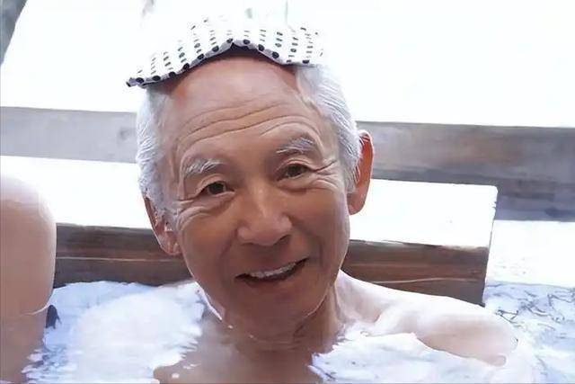 冬天多久洗一次澡最好？医生告诫：这4类人“懒”一点或许更健康