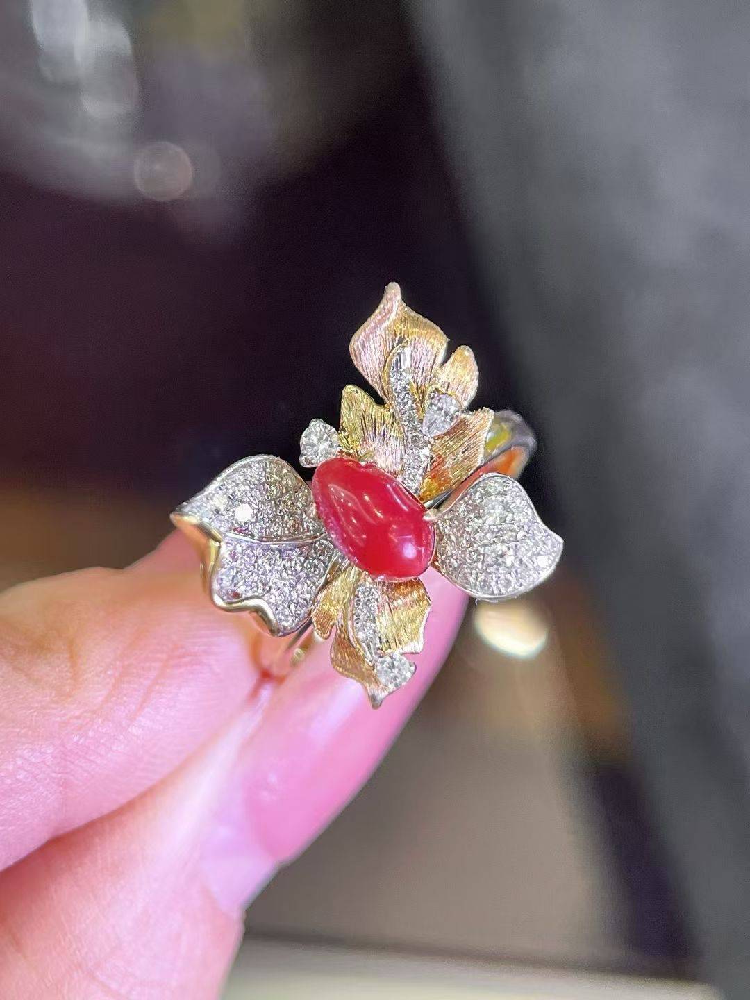 绝美蝴蝶海螺珠钻石戒指 以海螺珠为内，外翅膀由不同大小的钻石镶嵌，18k金拉丝工艺钻石闪耀 海螺珠重1.16ct 金重4.76g 钻石0.42ct