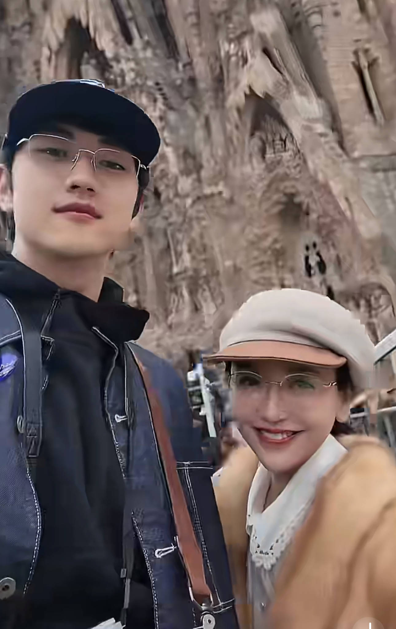 金莎被求婚后和孙丞潇同游西班牙 两人甜蜜互动氛围浪漫