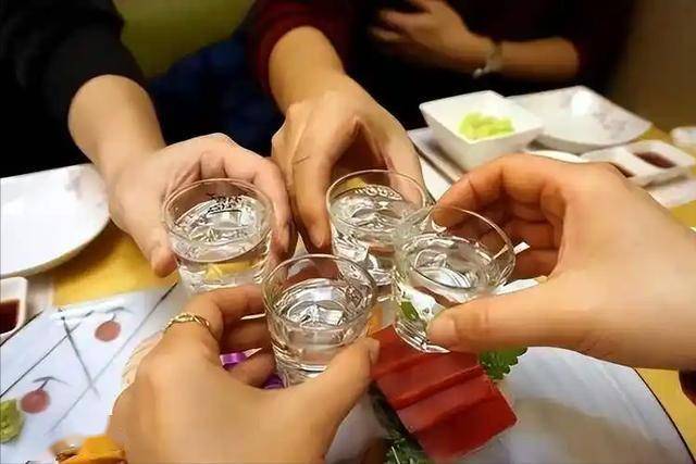 每天晚饭后喝点小酒，会有什么后果？专家：常喝小酒危害或更大！