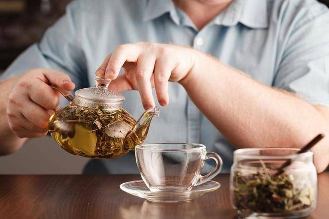 绿茶立大功！医生研究：上了年纪的人，绿茶每日饮用量最好在这些