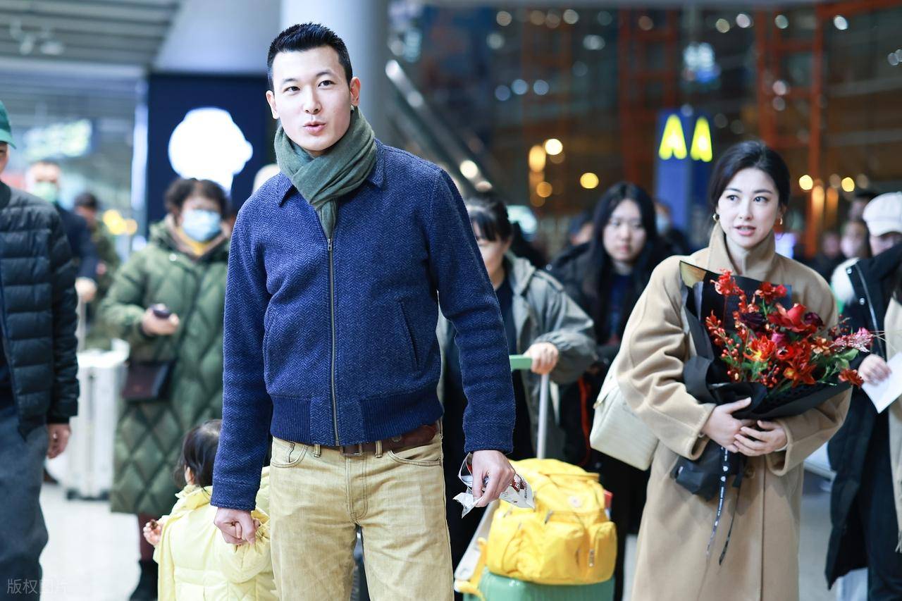 朱珠搬离“老破小”，新家光餐厅就超50平，大白墙挂艺术画像展厅