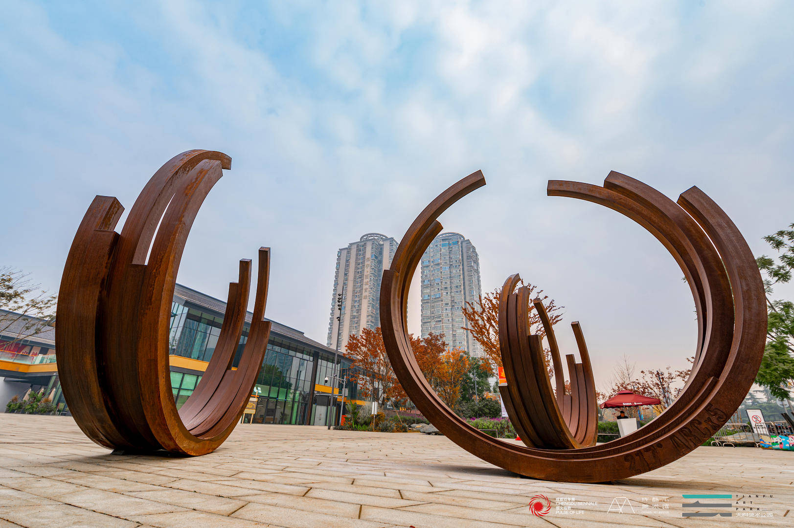 “烟火指数·成都双年展”户外展正式开幕，九件装置作品点亮天府艺术公园