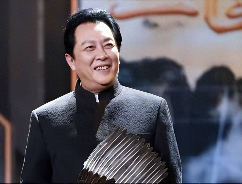 原来如此！73岁唐国强频繁上综艺被质疑捞金，背后原因与孩子无关