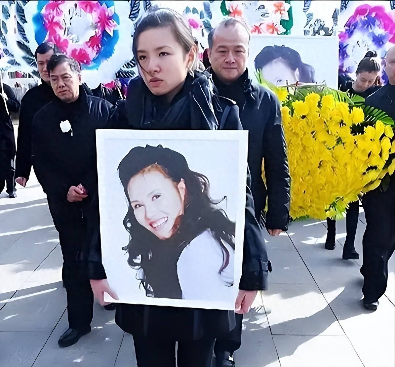 本以为退休享福的她，原来早已离世多年，连讣告都迟了四年才发出