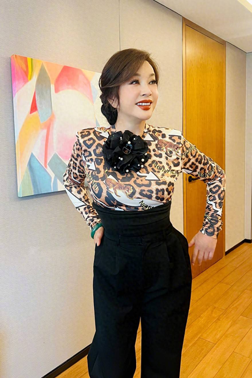 原创            母亲去世时，刘晓庆却在外地走穴！她遭网友诟病