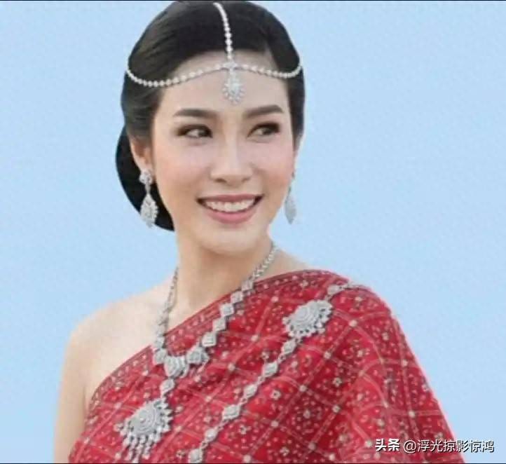 诗妮娜的王室新标准照，短发素服黑玛瑙耳环，泰王对她还有真情