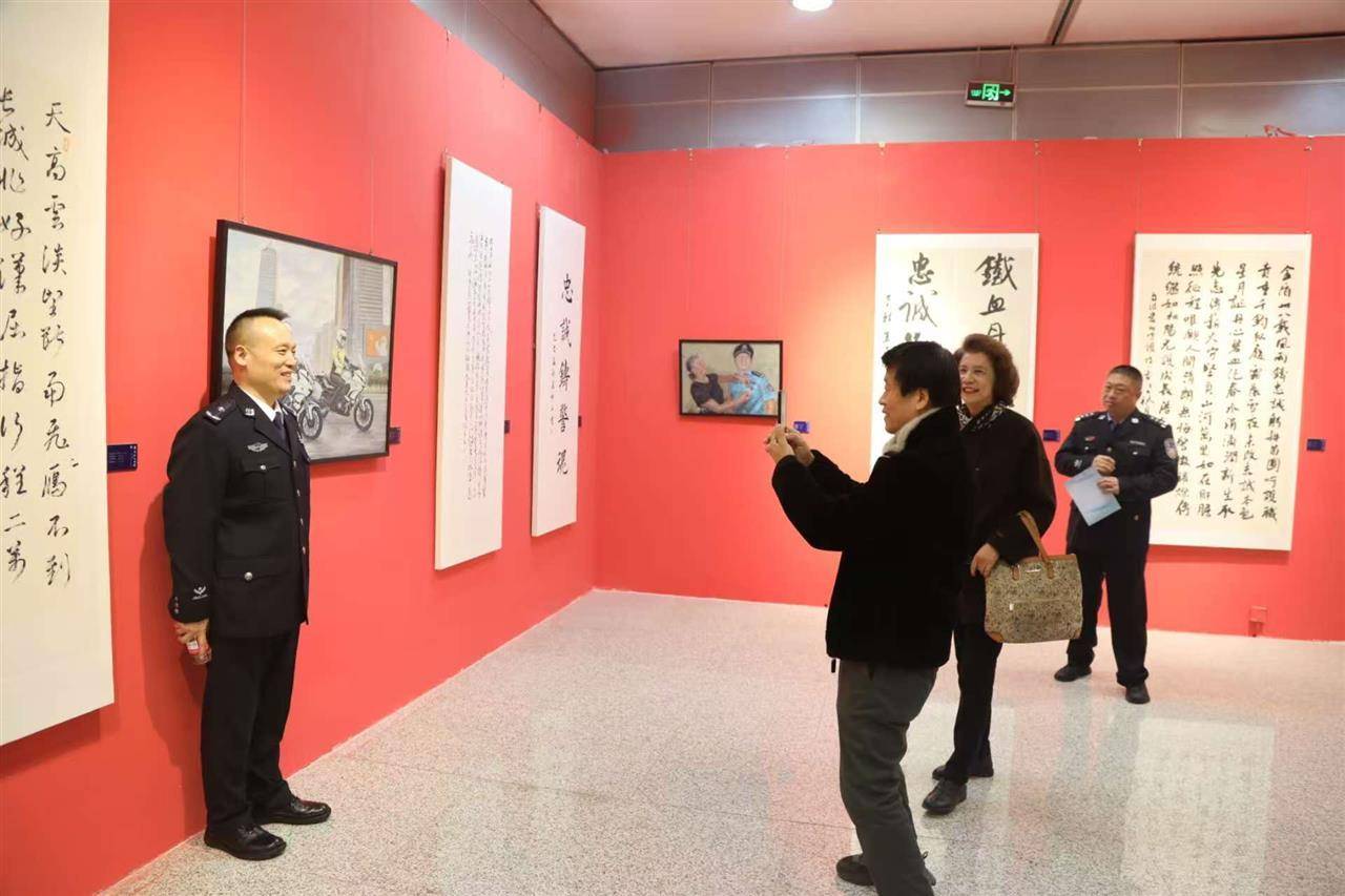 持续至12月19日，免费参观！湖北公安“阳光下的守护”书法美术摄影展开展