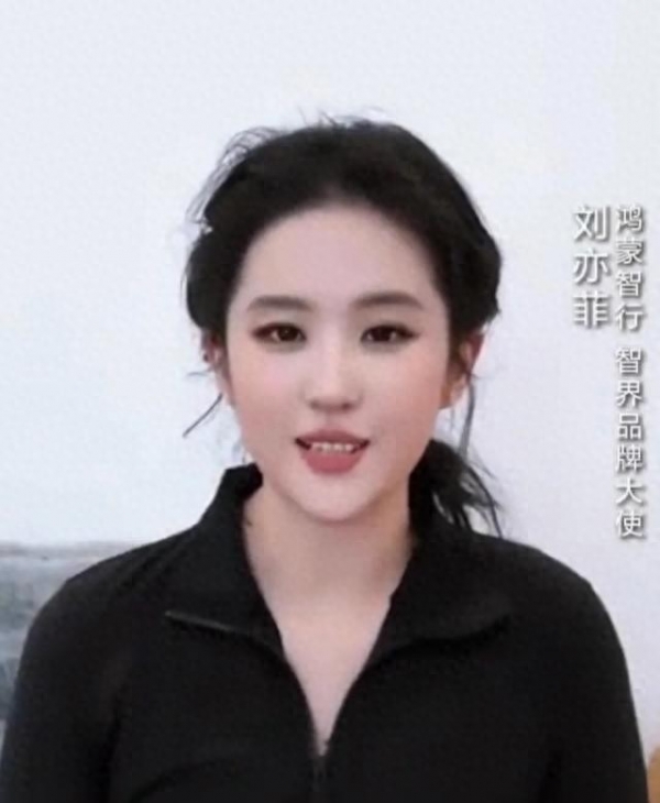 刘亦菲穿八万的黄色大衣逛街，一身淡色打扮清新脱俗，老钱风显贵