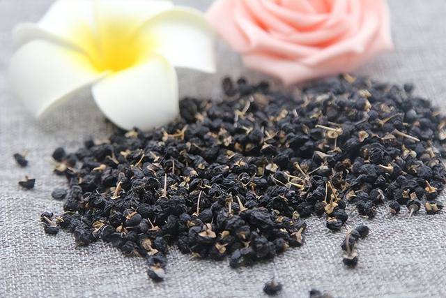 黑枸杞和红枸杞有啥不一样？抗氧化VS补肝肾，功效侧重各不同