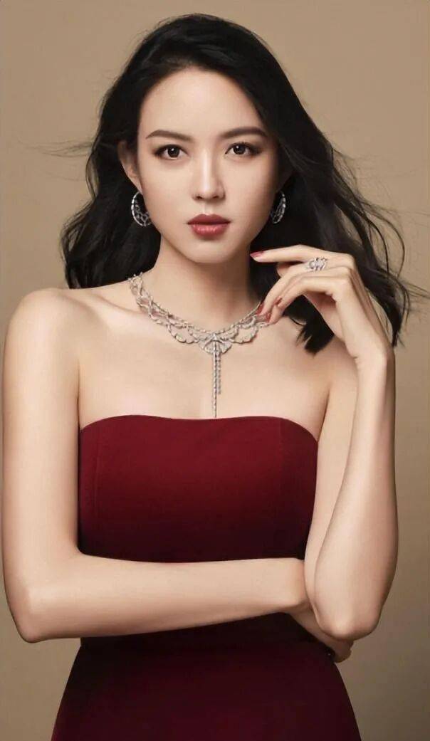 艳压奚梦瑶，拒嫁30亿豪门，怀孕6个月上春晚稳居C位：真人生赢家