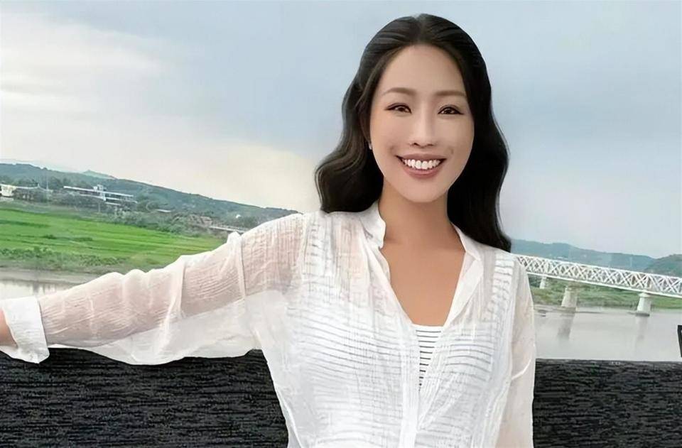 原创            狠狠打脸！香港富贵女星火速否认恋情，男方离婚带两子单方面认爱