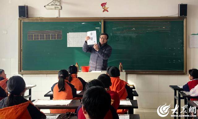 潍坊市基层文化建设指导员王云鹏走进柳山小学开展书法培训