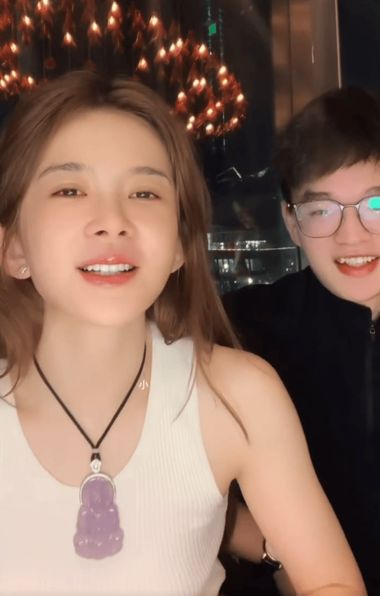 赵樱子直播官宣恋情！小12岁男友真实面貌曝光，是圈外人