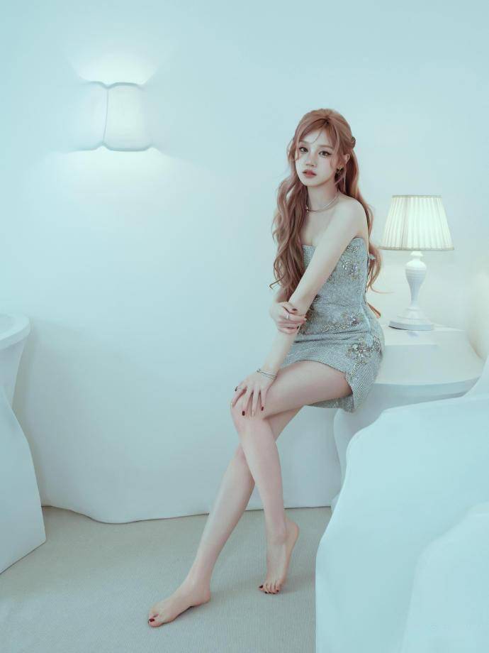 宋雨琦性感光脚写真，白皙玉足太诱人了