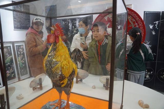 贝壳凝巧思，青岛宁安路小学学子探秘贝雕青瓷艺术