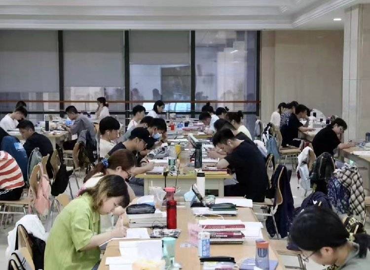 “校园搭子”火了：年轻人为何热衷“轻社交”