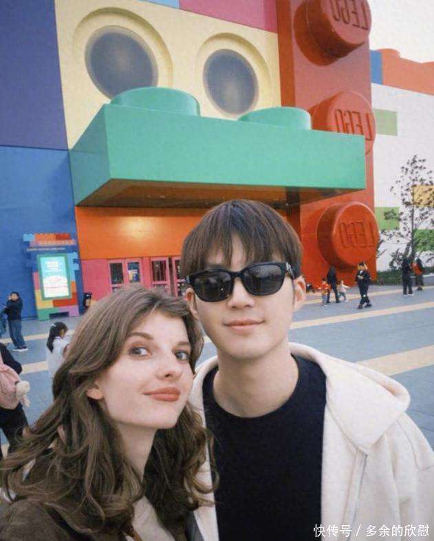 原创            董力阿诺在家过节！圣诞树很小餐桌挨着屋门显拥挤，做一大桌美味