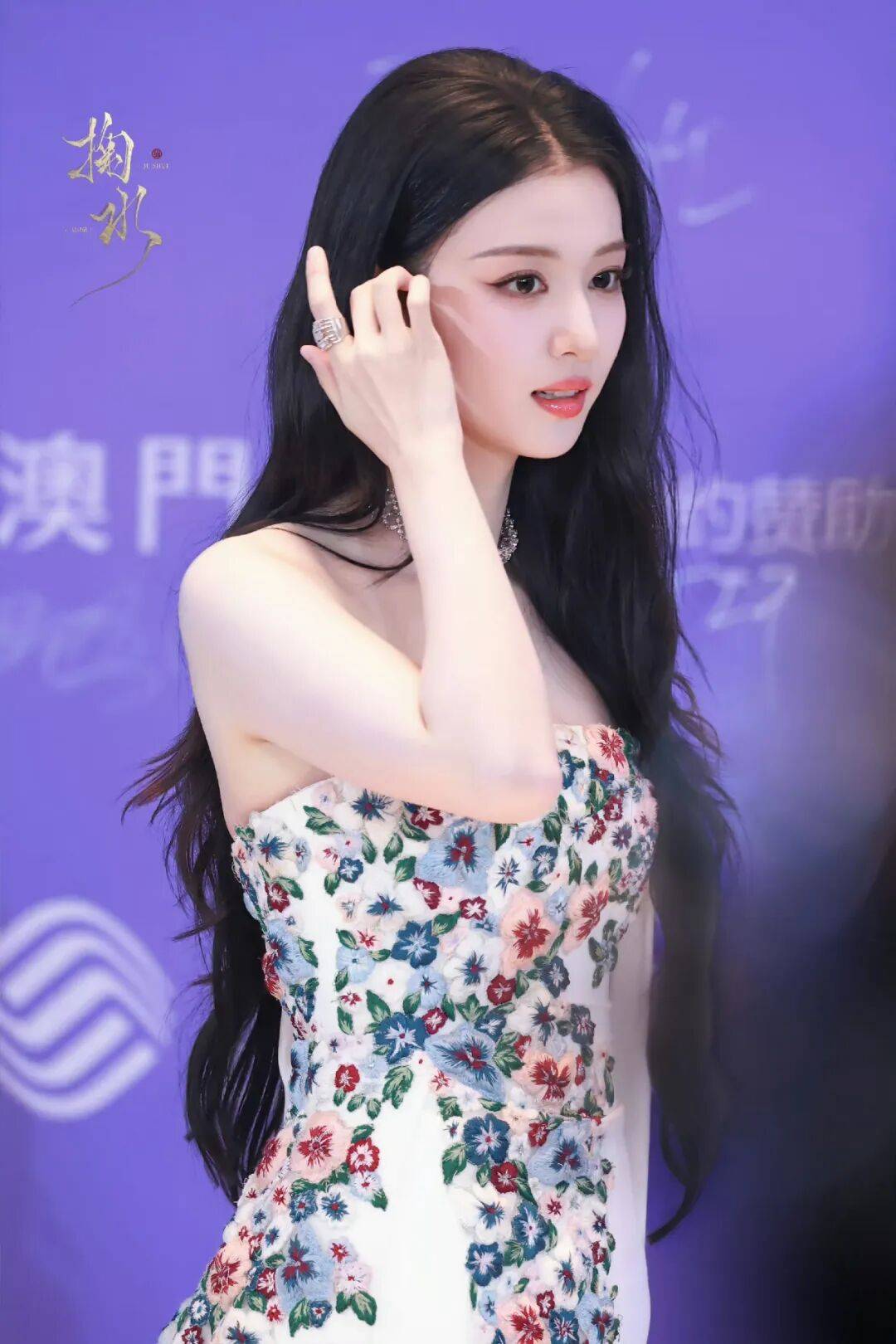 原创            王楚然撩头发这下真美成神了！雪肤玉貌身材曼妙性感撩人