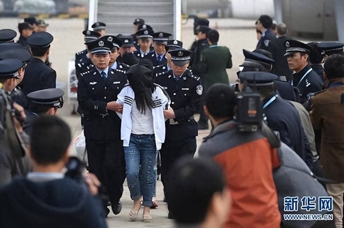 原创            中国警方跨国抓捕真实画面，解救百位被囚禁同胞，看完不再想出国