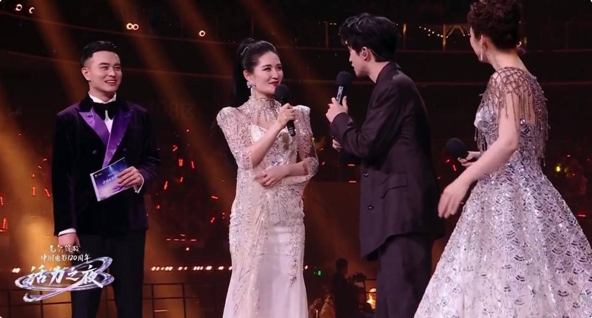 离开何炅，谢娜央视野心暴露，刷屏三档节目，她能成功上岸吗