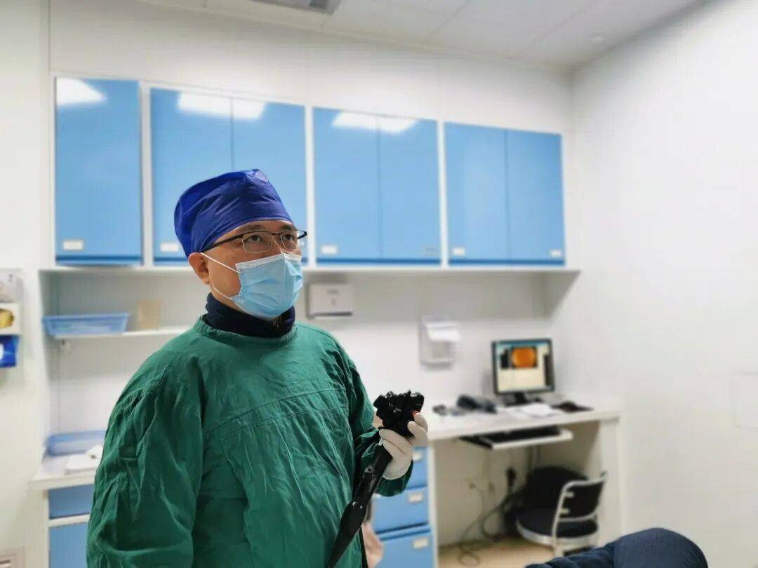 从“喝水都呛”到三天出院：六旬老人食管里的“口袋”，被医生从嘴里“缝”上了