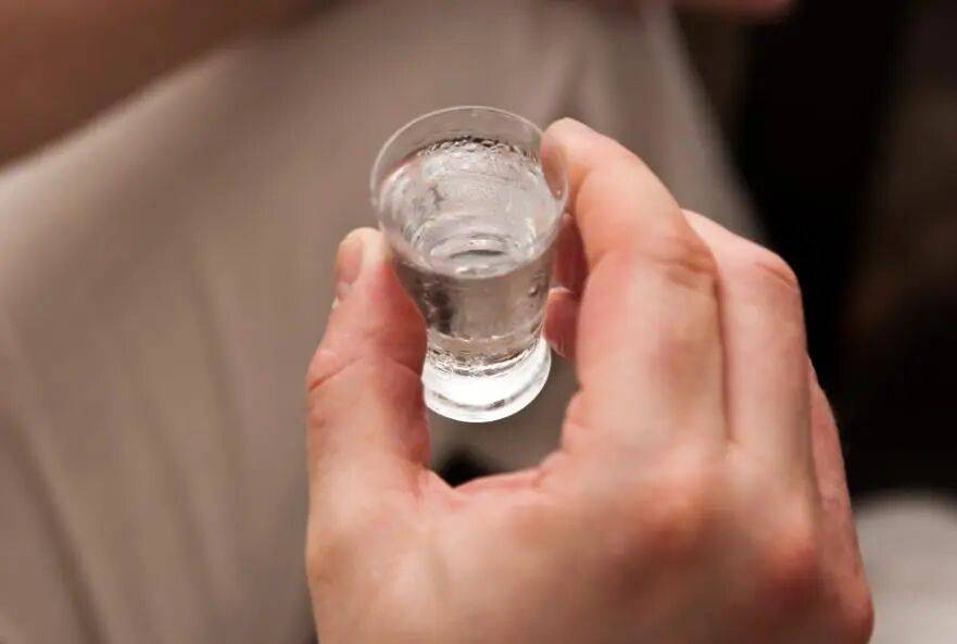 高血糖一口酒都不要喝！医生：若确诊高血糖，饮酒时记住"7不喝"