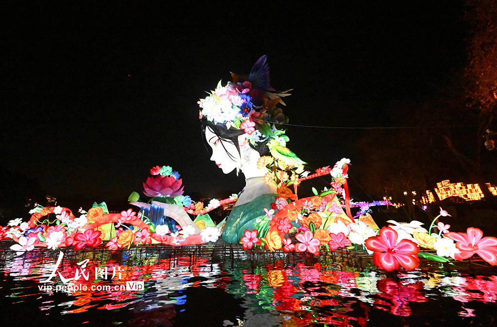 园灯彩非遗艺术展亮灯