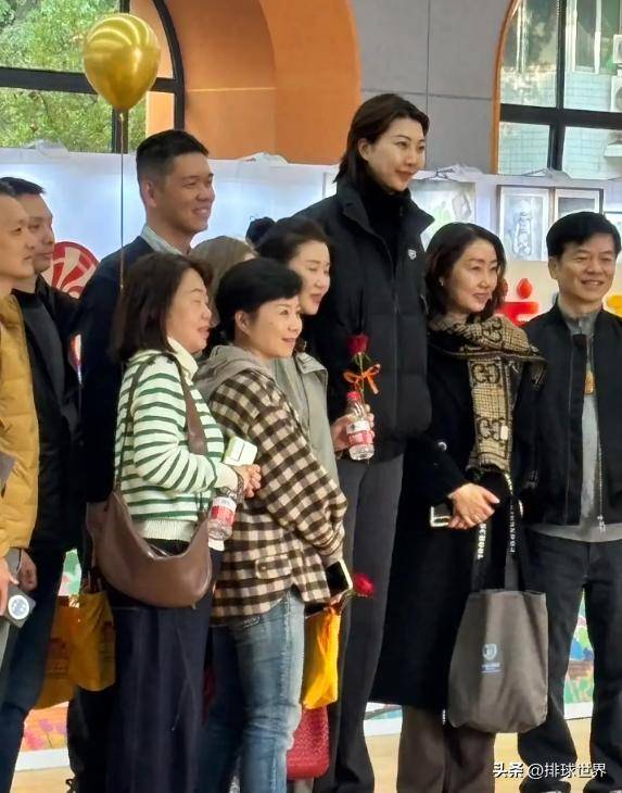 原创            中国女排袁心玥近况公布 休闲运动装亮相合照 参加母校校庆活动