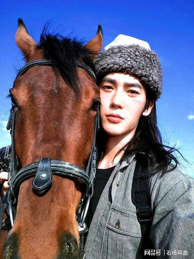 原创            根正苗红！顶流于适手持国旗骑马飞驰出场，大背头帅气胸肌抢镜