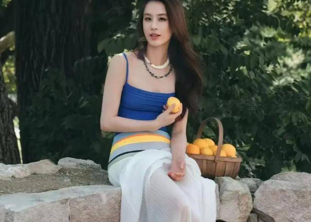 原创            黄圣依反向开挂：杨子最讨厌的模样，她终于敢活出来了