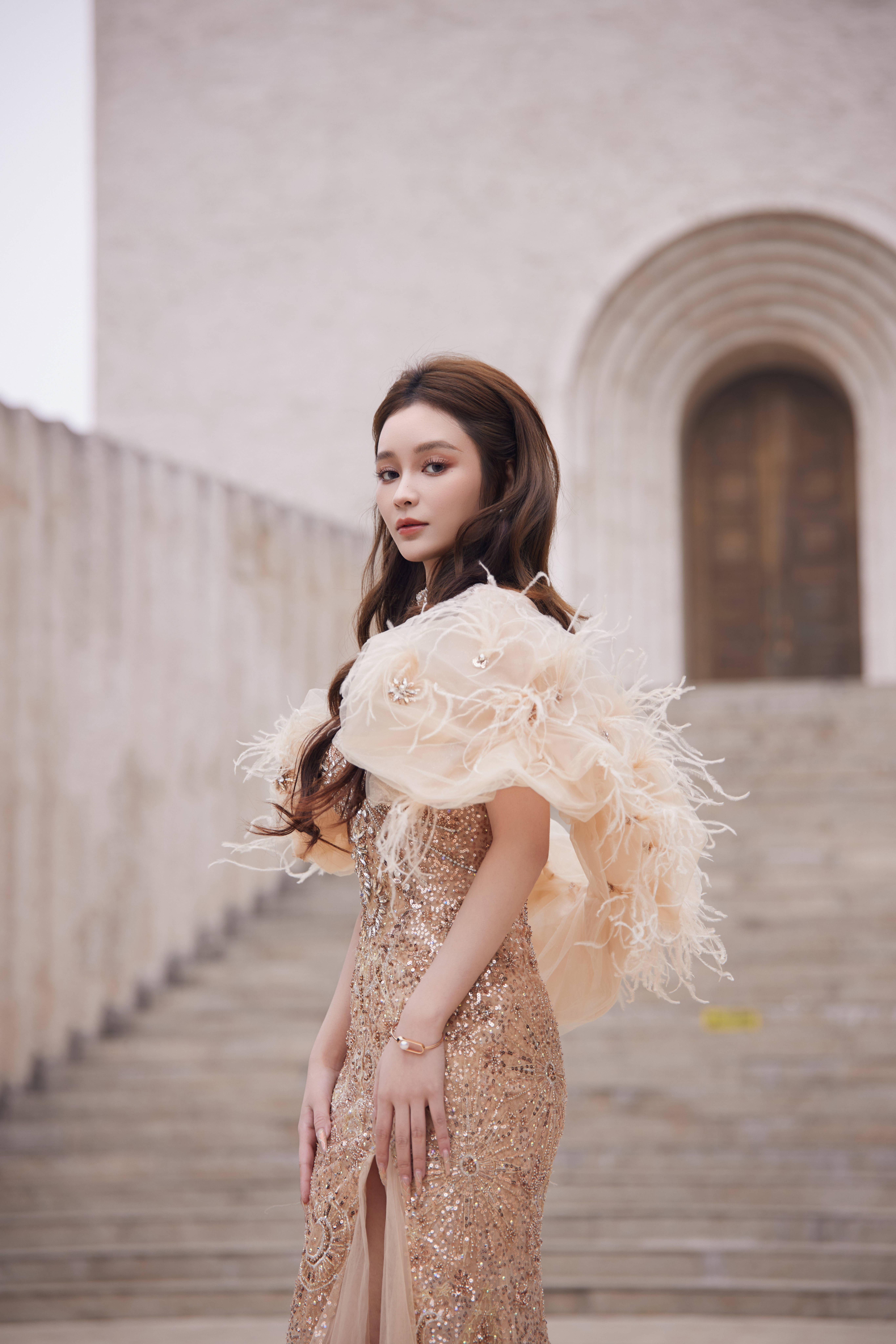 王一菲鎏金裙摆贵气优雅 回眸一笑温婉动人