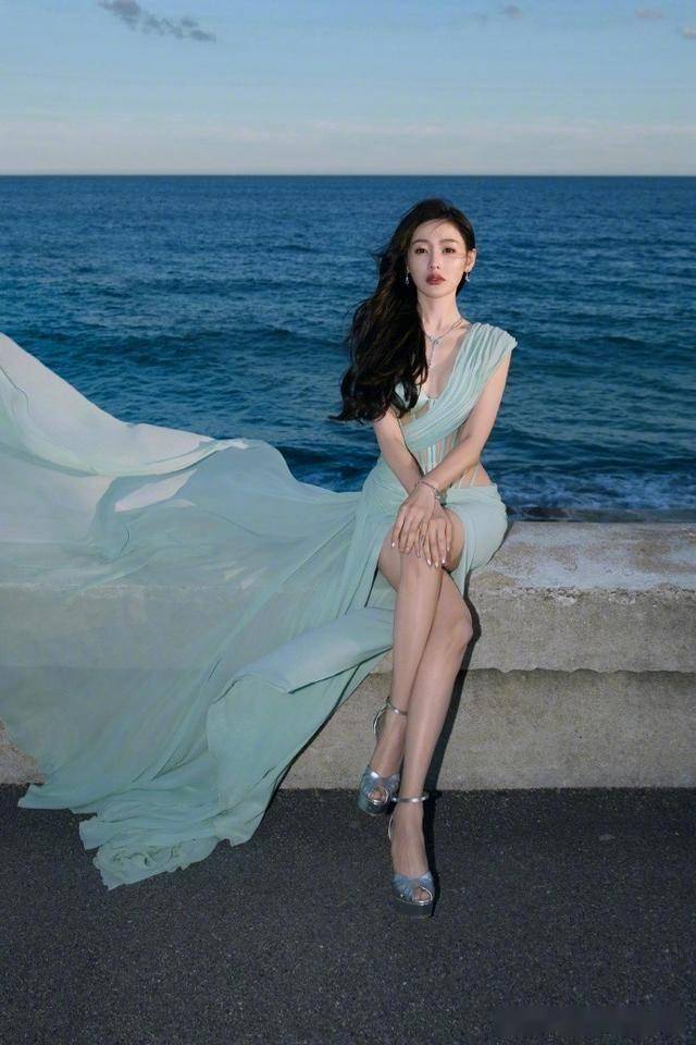 张天爱｜海边写真化身顶级魅魔